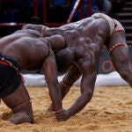 Una escena de lucha senegalesa en el Demba Diop.