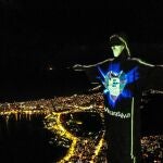AME7461. RIO DE JANEIRO (BRASIL), 03/05/2020.- El Cristo Redentor de Río de Janeiro luce una máscara proyectada en su rostro para concienciar a la población de la importancia de su uso durante la pandemia de coronavirus este domingo, en Río de Janeiro (Brasil). EFE/Antonio Lacerda