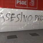 Pintada en la fachada del PSOE de Córdoba el pasado día 4 de mayo