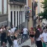 Imagen de un vídeo que muestra a varios jóvenes en la calle el pasado 2 de mayo en la zona de Malasaña