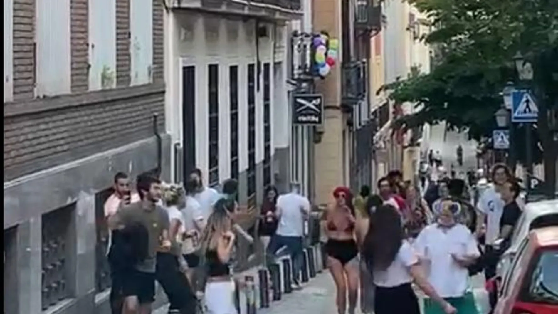 Imagen de un vídeo que muestra a varios jóvenes en la calle el pasado 2 de mayo en la zona de Malasaña