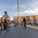 Varias personas montan en bicicleta en la pasarela Jorge Manrique de Murcia