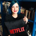 Elísabet Benavent posa con un cojín de Netflix/Instagram