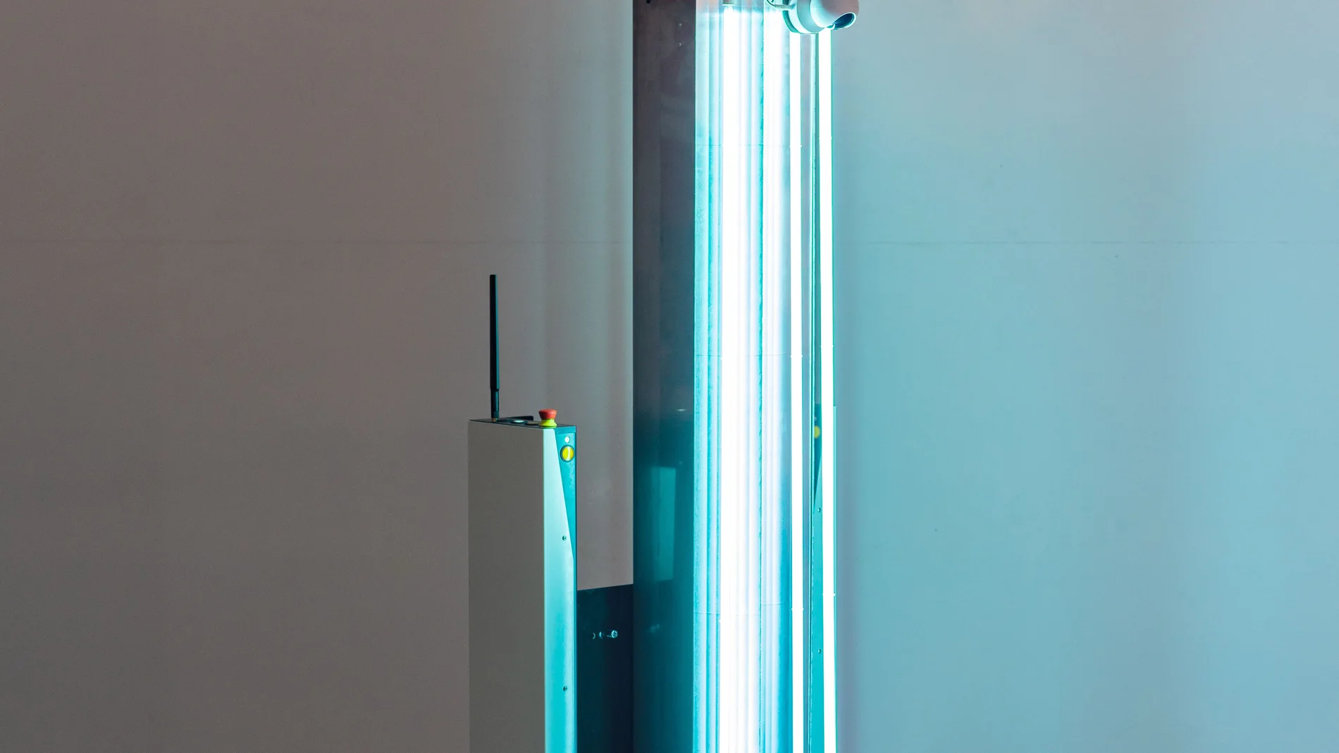 Robot móvil que inactiva el Covid-19