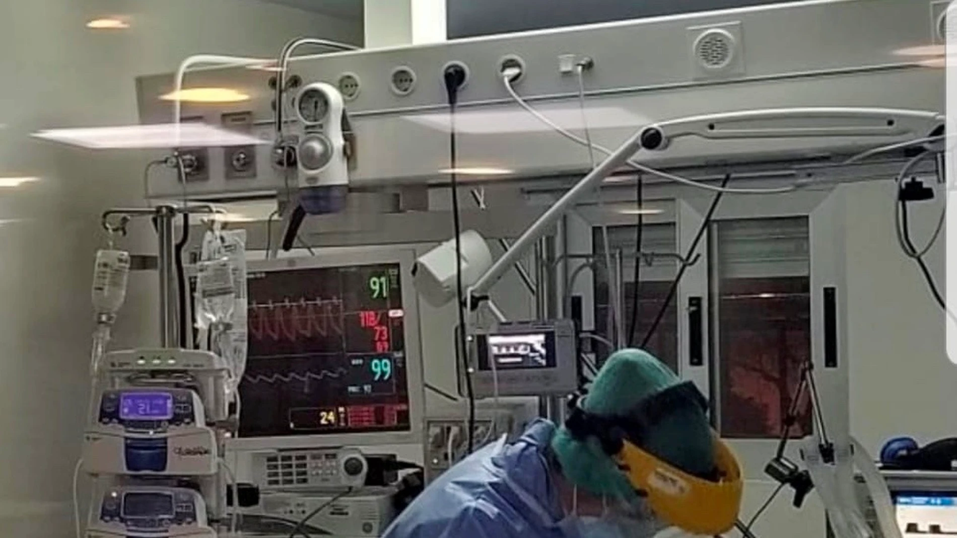 Sevilla.-Coronavirus.-Una joven estudiante alemana vuelve a casa tras 38 días en la UCI del Hospital Virgen Macarena