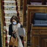 GRAF1926. MADRID, 06/05/2020.- La vicepresidenta primera del Gobierno, Carmen Calvo, sale del hemiciclo durante el pleno del Congreso este miércoles donde se autorizará otra prórroga del estado de alarma solicitada por el Gobierno. EFE/Ballesteros POOL