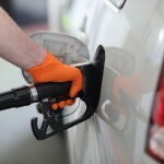 Un hombre echa gasolina a su coche en Madrid (España) a 6 de mayo de 2020. Marta Fernández Jara / Europa Press