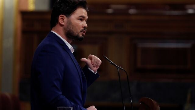 El diputado de ERC Gabriel Rufián durante su intervención en el pleno del Congreso este miércoles donde se autorizará otra prórroga del estado de alarma solicitada por el Gobierno. EFE/J.J. Guillén POOL
