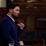 El diputado de ERC Gabriel Rufián durante su intervención en el pleno del Congreso este miércoles donde se autorizará otra prórroga del estado de alarma solicitada por el Gobierno. EFE/J.J. Guillén POOL