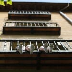 Los pies de unos niños se asoman por su balcón durante el día 53 del estado de alarma por la crisis del Covid-19