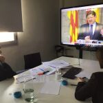 El presidente de Global Omnium, Eugenio Calabuig, y la investigadora del CSIC, Gloria Sánchez, hoy tras firmar el convenio con la Generalitat valenciana