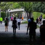 Personas caminan por el parque del Río Turia durante su franja horaria permitida en la desescalada