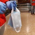 Reparto de mascarillas en el transporte público de Barcelona