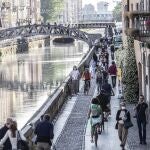 Vecinos pasean por el popular barrio milanés de Navigli sin preocuparse del distanciamiento social