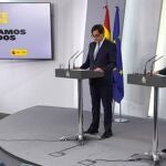 El ministro de Sanidad, Salvador Illa (i), y el director del Centro de Coordinación de Alertas y Emergencias Sanitarias, Fernando Simón (d), durante la rueda de prensa
