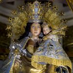 La Virgen luce por primera vez en su historia un crespón negro como signo de duelo por las personas fallecidas por la pandemia