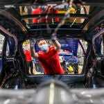 Un empleado trabajando en una fábrica de coches Porsche en la localidad alemana de Leipzig