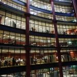 Funcionarios en el edificio Torretriana, en Sevilla