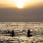 Varias personas hacen surf en la playa del Bogatell de Barcelona, una de las playas que a partir de hoy viernes los barceloneses pueden usar entre las 06.00 y las 10.00 horas para hacer deporte. EFE/Enric Fontcuberta