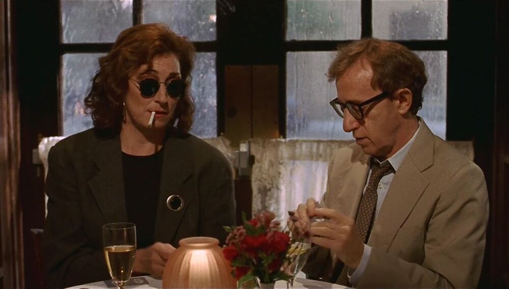 Angelica Huston y Woody Allen en un fotograma de "Misterioso asesinato en Manhattan"