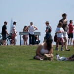 Decenas de personas pasean por Primrose Park en Londres