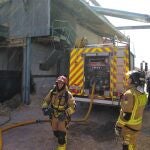 Bomberos del CEIS trabajando en la extinción del silo de serrín