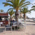 Los propietarios de un chiringuito en la playa de Barnuevo
