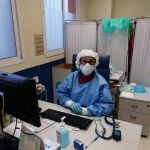 La doctora de Atención Primaria, Inmaculada Méndez del Barrio, con material de protección comprado por ella misma