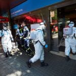 Bomberos de Barcelona realizan trabajos de desinfección en una residencia de Barcelona durante la crisis sanitaria del coronavirus
