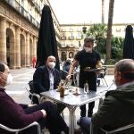 Clientes en una terraza en el centro de Bilbao el primer día de la Fase 1 de la desescalada