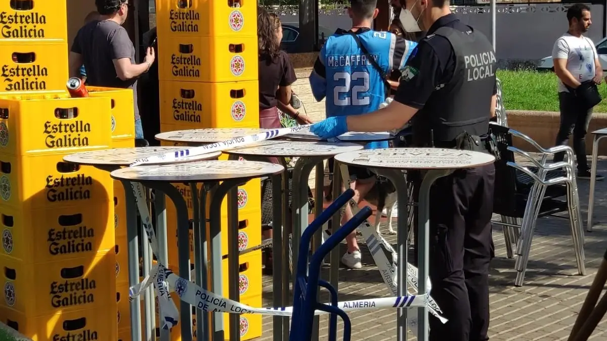 Agentes de la Policía Local precintan el kiosco sin licencia de terraza