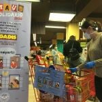 Uno de los carros para la recogida de alimentos instalados en los supermercados Gadis de Castilla y León durante el estado de alarma