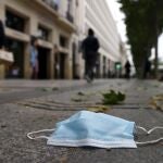 Mascarilla facial en el suelo de los Campos Elíseos en París (Francia)