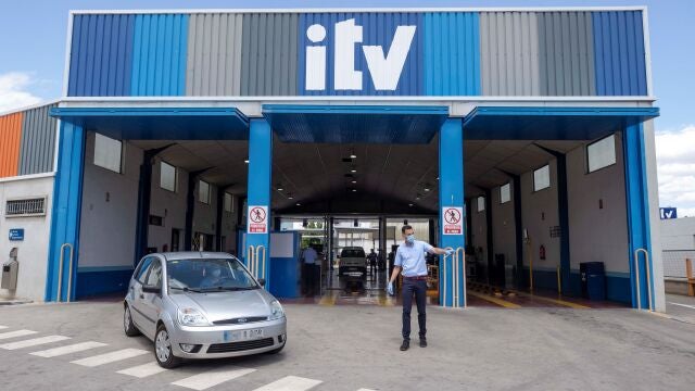 Un inspector de la inspección técnica de vehículos (ITV) pasa la revisión a un vehículo. EFE/Marcial Guillén