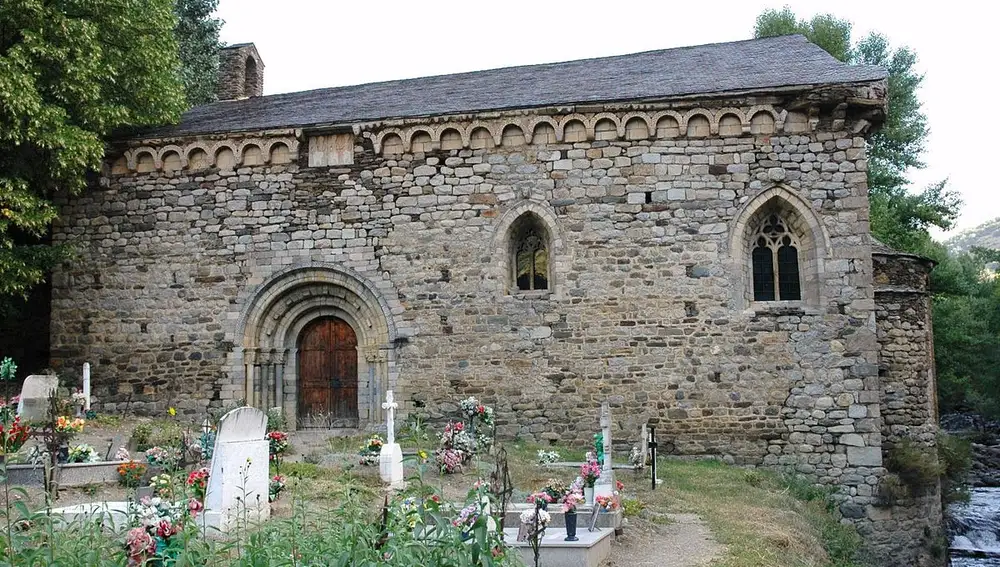 Imagen de la ermita de San Juan de Isil y su cementerio.