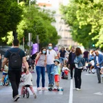 Calle Fuencarral en Madrid durante cada franja horaria establecida para los distintos grupos de población.Padres con niños, antes de las 19 horas.