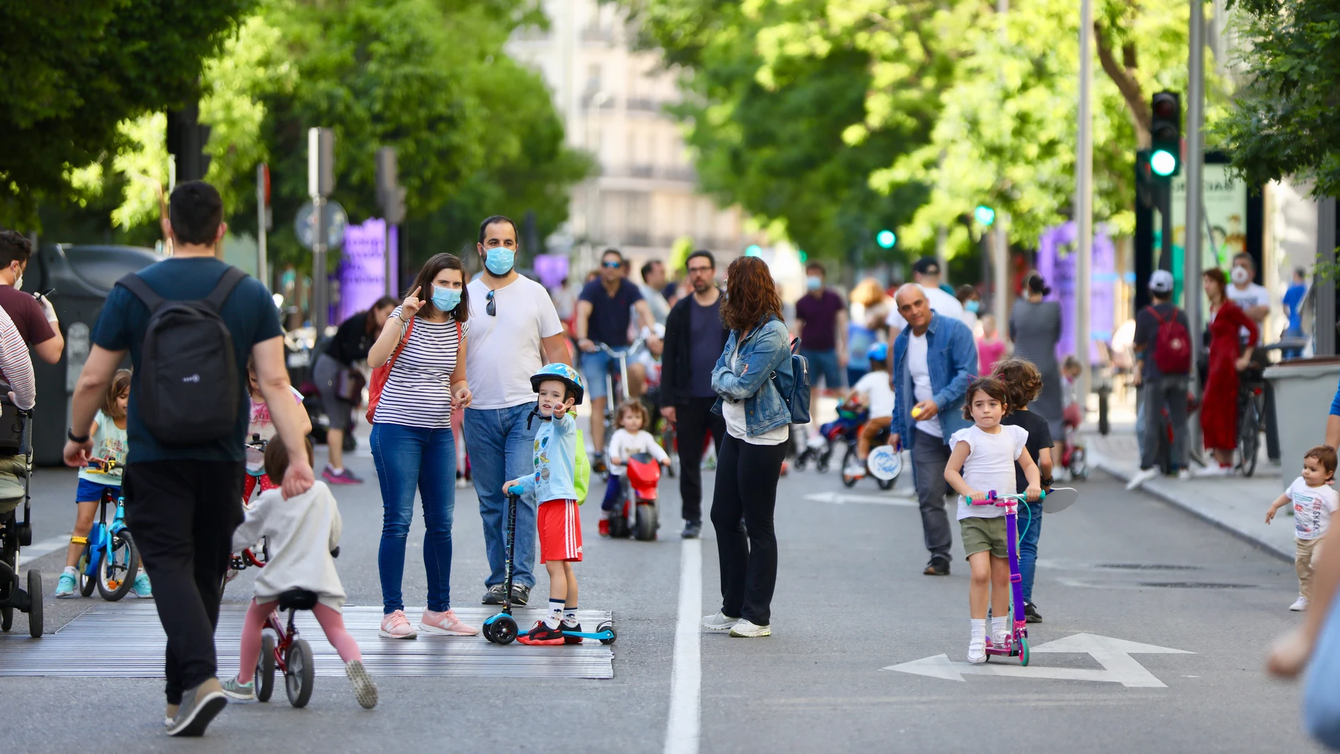 padres con hijos en entorno sano y verde en Madrid, calle Fuencarral, con alta longevidad