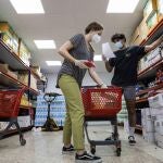 Voluntarios del economato interparroquial gestionado por Cáritas en la ciudad de Torrent (Valencia), preparan alimentos para las personas que atienden