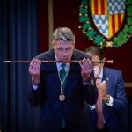 Xavier García Albiol (PP) con la vara de alcalde tras ser proclamado de nuevo primer edil de Badalona.