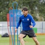 El jugador del Athletic de Bilbao, Aritz Aduriz durante el entrenamiento en Lezama, este martes el equipo sigue el programa para recuperar el tono físico. EFE/ATHLETIC CLUB. SOLO USO EDITORIAL/NO VENTAS