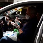 José Manuel, protegido con mascarilla y guantes, se desinfecta las manos mientras procede a la limpieza del taxi en un garaje de la cooperativa Radioteléfono Taxi de Madrid.
