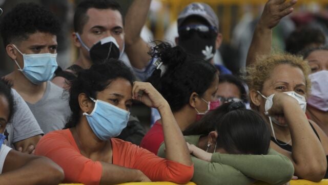 AME9396. CALI (COLOMBIA), 12/05/2020.- Migrantes venezolanos esperan por un cupo para retornar voluntariamente a Venezuela, este martes en Cali. La alcaldía de la ciudad anunció que facilitará el transporte terrestre a la frontera Colombo venezolana de 500 personas que saldrán el día de mañana. EFE/ Ernesto Guzmán Jr