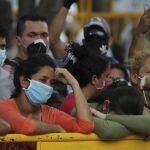 AME9396. CALI (COLOMBIA), 12/05/2020.- Migrantes venezolanos esperan por un cupo para retornar voluntariamente a Venezuela, este martes en Cali. La alcaldía de la ciudad anunció que facilitará el transporte terrestre a la frontera Colombo venezolana de 500 personas que saldrán el día de mañana. EFE/ Ernesto Guzmán Jr