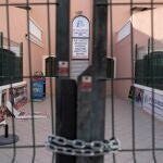 Locales comerciales cerrados en el municipio tinerfeño de Adeje, a pesar de que se permite la apertura a locales con una superficie inferior a 400 metros cuadrados. La falta de turismo hace que no sea rentable abrir al público.