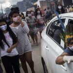 AME9921. MANAOS (BRASIL), 14/05/2020.- Ciudadanos asisten al funeral del cacique Messías Kokama, de 53 años, víctima de covid-19, en el Parque de las Tribos este jueves, en la ciudad de Manaos, Amazonas (Brasil). El cacique Messías Kokama, considerado como el principal líder indígena de la ciudad de Manaos, capital del estado brasileño de Amazonas, murió víctima del coronavirus SARS-CoV-2 y su comunidad lo despedía este jueves sin poder rendirle todos los homenajes con sus tradicionales rituales. EFE/ Raphael Alves