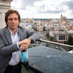 Reportaje de un día en la agenda del Alcalde José Luis Martinez Almeida. Acompañamos al alcalde de la capital a los diferentes actos de su agenda, así como en uno sus numerosos días dentro del ayuntamiento del Palacio de Cibeles.
