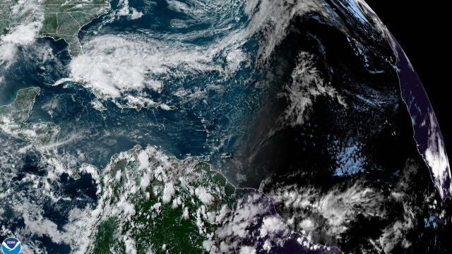 USA202. MIAMI (FL, EEUU), 14/05/2020.- Fotografía cedida por la Administración Nacional Oceánica y Atmosférica (NOAA) por vía del Centro Nacional de Huracanes (NHC) donde se muestra el estado del clima en el Atlántico frente a las costas de Estados Unidos este jueves a las 17:00 hora local (21:00 GMT). El NHC de Estados Unidos anunció este jueves que aumentaron al 80 % las posibilidades de que se forme en los próximos cinco días la primera tormenta tropical de 2020 en el Atlántico a unas 200 millas (321 kilómetros) al noreste de las Bahamas. EFE/NOAA/NHC /SOLO USO EDITORIAL /NO VENTAS