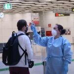 Captura de la señal de Moncloa de un control de toma de temperaturas a los pasajeros de un vuelo internacional a su llegada al aeropuerto de Madrid Barajas