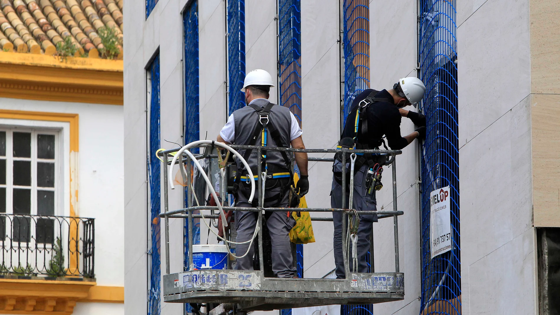 Obreros trabajando en Sevilla