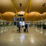Viajeros en la terminal 4 del Aeropuerto de Madrid-Barajas Adolfo Suárez en el día en el que entra en vigor la orden del Ministerio de Sanidad por la que todas las personas procedentes del extranjero deberán realizar una cuarentena los 14 días siguientes a su llegada